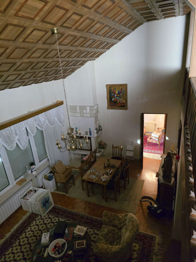 pogled na dnevni prostor iz galerije