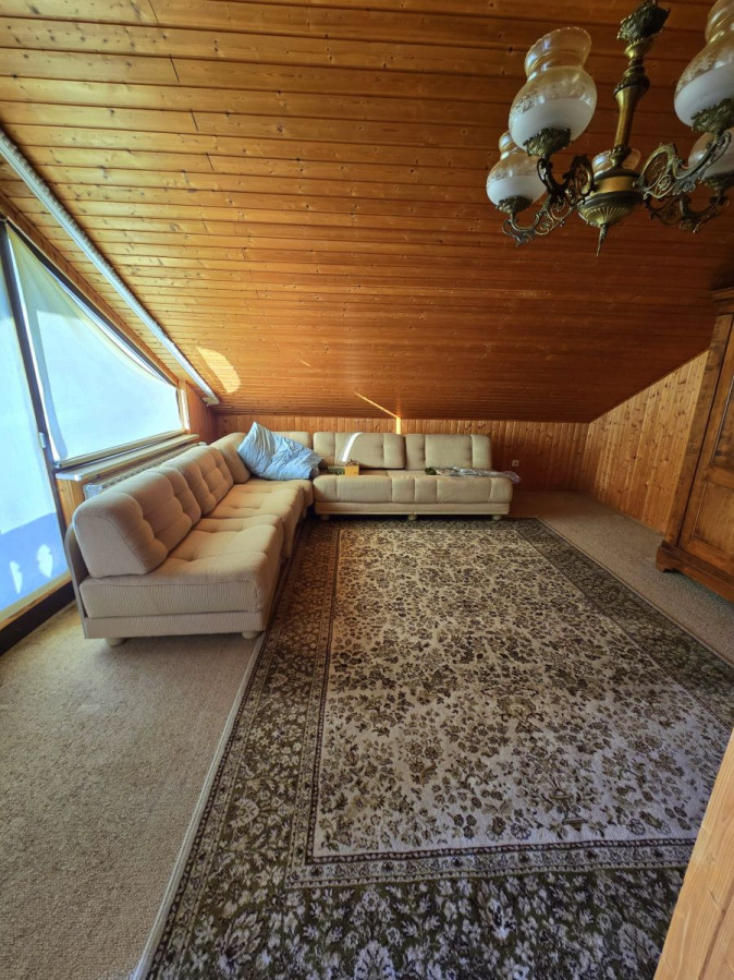 dnevni prostor v mansardi